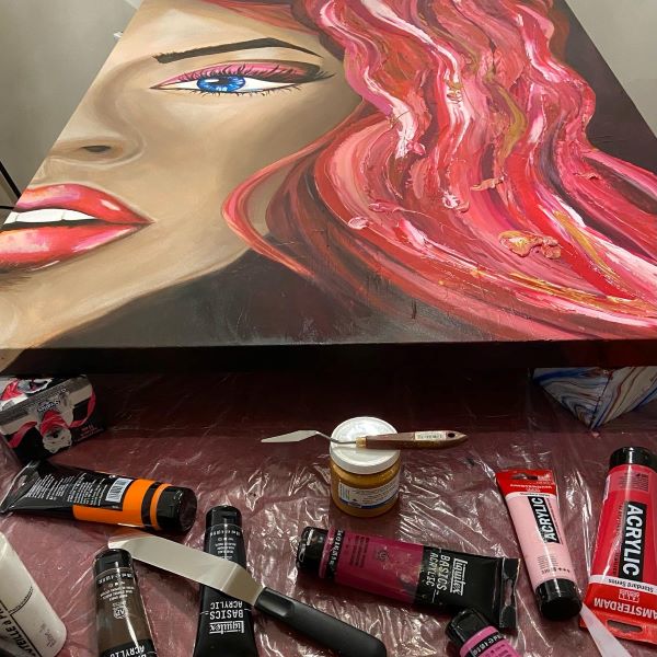 Pots de peintre dans l'atelier d'Audrey Giguère, artiste peintre canadienne